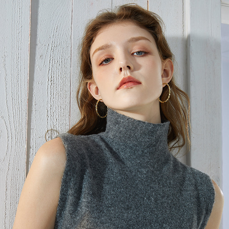 Minimalist Gold Hoops — product and styling view 5